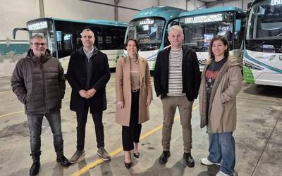 Dominguez diputatuak La Gipuzcoana autobus enpresa bisitatu du haren ehungarren urteurrenean