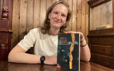 Ainhoa Urienek liburu berria kaleratu du: 'Ehun zaldi trostan'