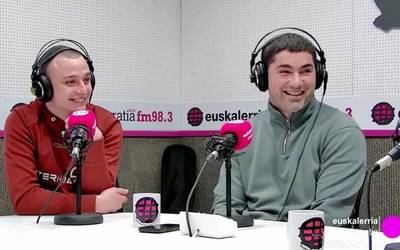 Oier Txibite eta Urki Etxeberria: "Punkaren eta poparen erdibidean dago Ajou!-ren soinua"