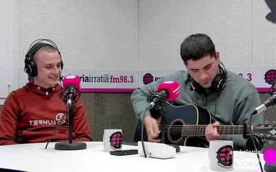 Ajou!-ren abesti berria, zuzenean