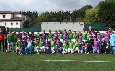 Infantil mailako futbol derbia jokatuko dute Gure Txokoako eta Beti Gazteko mutikoek