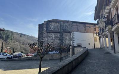 San Millan elizako teilatua txukundu dute