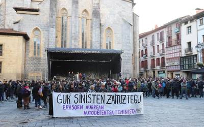 Elkarretaratzea egin dute "Arrasateko bi musika taldetako kide baten eraso eta jarrera matxistak" salatzeko