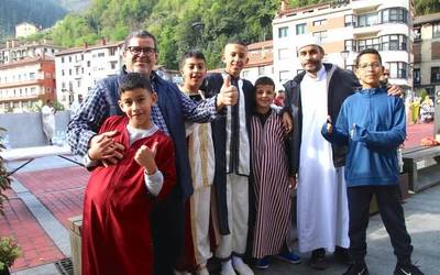 Soraluzetar guztiak gonbidatu dituzte Ramadanaren amaierako ospakizunera, bihar