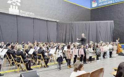 Umeendako kontzertu didaktikoa eman du Bergarako Musika Bandak