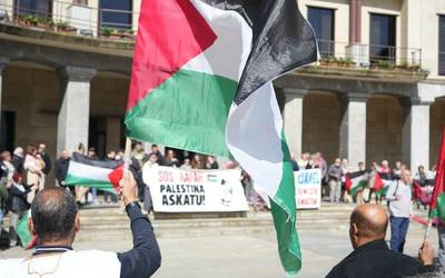 Palestinar Lurraren Egunean Gazako genozidioaren kontrako aldarria atera dute plazara