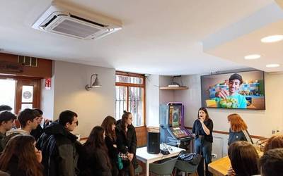 [ARGAZKI GALERIA]: Giro polita Bizkaiko Bertsozale Gazteen Egunean