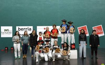 Omenaldi hunkigarria egin diote Naroa Elizalde Etxekoloneari Adosen binakako txapelketaren finalen ondotik