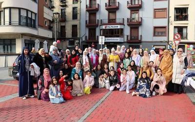 Festa alai eta koloretsua egin zuten Ramadana agurtzeko