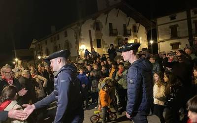 Txapeldunei harrera ezin beroagoa Arbizun