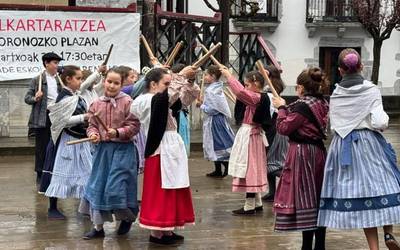 Lesakan dantzatu dute Zumaiako dantzari txikiek