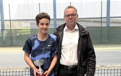 Ander Urquizak Bizkaiko Tenis Txapelketa irabazi du junior kategorian