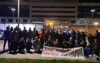 Irakasleek kanpaldia hasi dute Jaurlaritzaren egoitzaren atarian