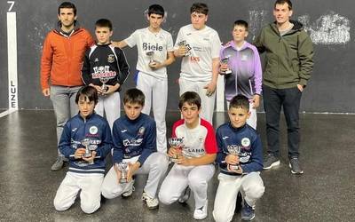 Arrasateko eta Oñatiko pilotariak, alebin eta infantil kategorietako Gipuzkoako txapeldunak