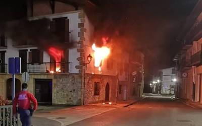 Etxe batean sua piztu da