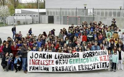 Sarrigurengo Joakin Lizarraga ikastetxeko familiek elkarretaratzea egin dute PAI araudi berriaren aurka
