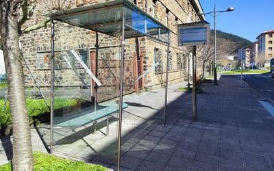 Aretxabaletako autobus geltokiak konpontzen hasi da Udala