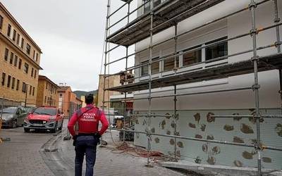 Langile bat hil da Agoitzen, 10 metro inguruko altueratik erorita
