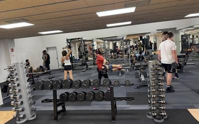 Hiru makina berri eta gomazko lurra jarri dituzte gimnasioan