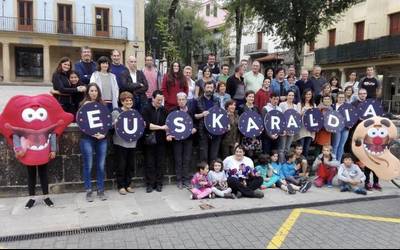 Elgetako hamaikakoaren aurkezpena eta Euskaraldiaren aldeko herri-argazkia, bihar