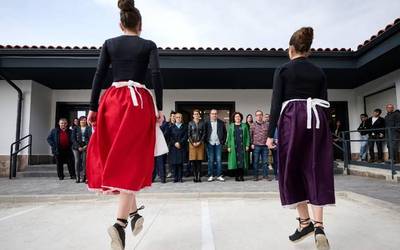 Enplegu agentziaren eta Ogasuneko bulegoaren egoitza berria estreinatu dute Donezteben
