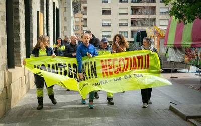 Arartekoan kexa aurkeztu du Amurrioko Udaleko Langile Batzordeak Udal Gobernuak entzungor egin diolako langileekin biltzeari