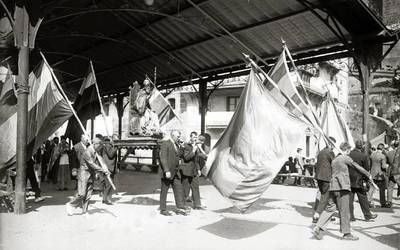 Prozesio baten ospakizuna herriko plazan, 1926. urtean