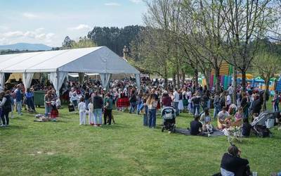 Kanpomartxok euskaraz jantzi du Martiartu
