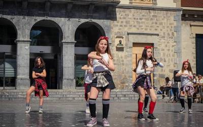 Askotariko dantza estiloen erdigunea bilakatu da Juan Urrutia plaza