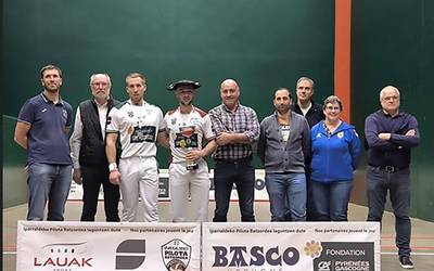 Sarako Izarrako Betti Gurrutxagak irabazi du Iparraldeko trinketeko esku huskako txapelketa