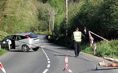 Auto batek poste baten aurka egin du talka Zuhatza eta Okondo arteko errepidean, baina ez da zauriturik egon