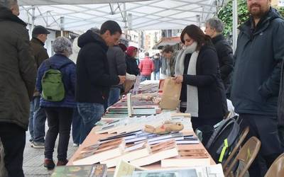 Bigarren eskuko liburuen azoka egingo du Loraldek zapatuan