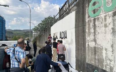 [ARGAZKI GALERIA] Euskaraldian izen ematea sustatzeko horma-irudia margotu dute Durangon