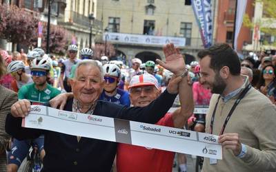 SC Orduñesako sortzaileak omenduta hasi da Itzuliako etapa Urduñan