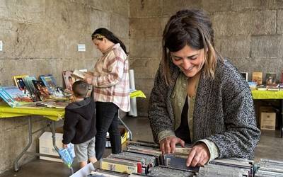 Bibliotekatik plazara atera dituzte diskoak eta liburuak