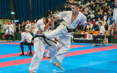Aitor Madinabeitia karateka: "Kolpe asko emateagatik nabarmentzen naiz"