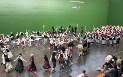 200 dantzaritik gora elkartu dira Aramaion, Gorbeialdeko VIII. Dantzarien Topaketan