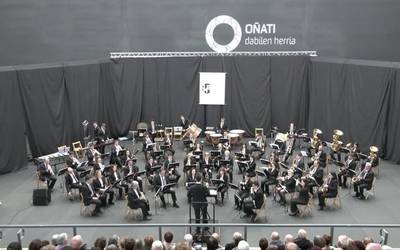 Mendebalde Urrunari eskainitako kontzertuan lau bandakide omendu dituzte