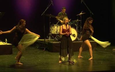 Heitxiren doinuekin, Amaia antzokia sorginduta