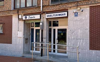 Sopelako Udaltzaingoa aldi baterako mugitu dute Landa doktorea kaleko udal lokalera