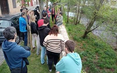 Herriko erreka bazterreko landaretzaz bisitaldi gidatua egin dute Elizondon