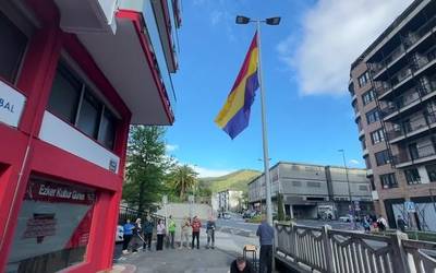 Espainiako II. Errepublikaren 94. urteurrena izan dute gogoan Arrasaten