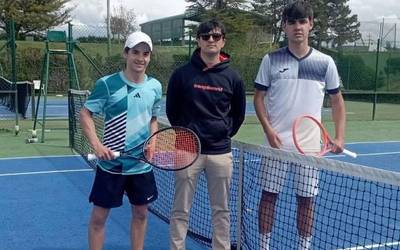 Ander Urquiza Euskadiko Tenis Txapelketako junior kategoriako finalerdietara heldu zen