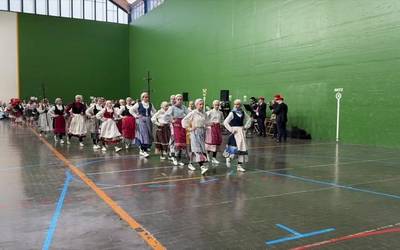 Gorbeialdeko Dantzarien VIII. Topaketa egin dute asteburuan Aramaion