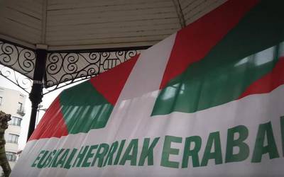 Ikurrin erraldoia irudikatu dute Erandion