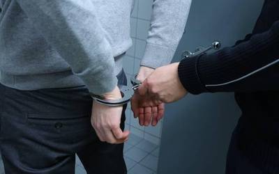 Gizon bat atxilotu dute Leioan pisukide bati olioa irakiten botatzeagatik eta beste bati mailu bategaz kolpatzeagatik