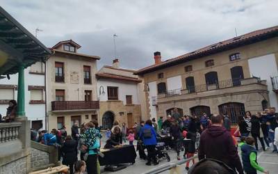 Olatzagutiak Herri Eskolen festa hartu zuen