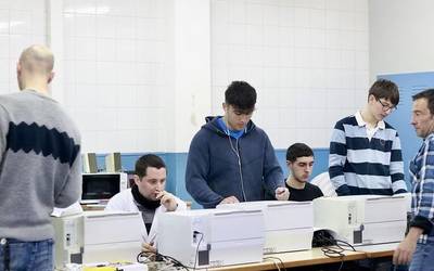 Arizmendi Ikastolako hainbat ikaslek 260 inprimagailu berregokitu dituzte