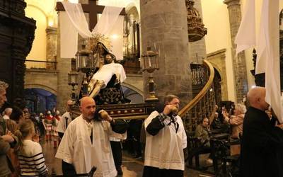 Ostiral Santuko prozesioa eliza barruan egitera behartu du euriak