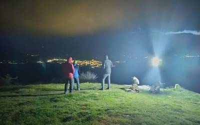 Tontorrak argiztatuz aldarrikatu du Aberri Eguna Aiaraldeko Gure Eskuk